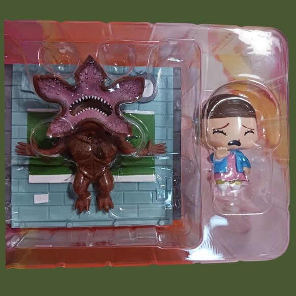 Loot Crate Stranger Things Eleven Vs. Demogorgon Vinyl Diorama Set - Picture 4 of 10